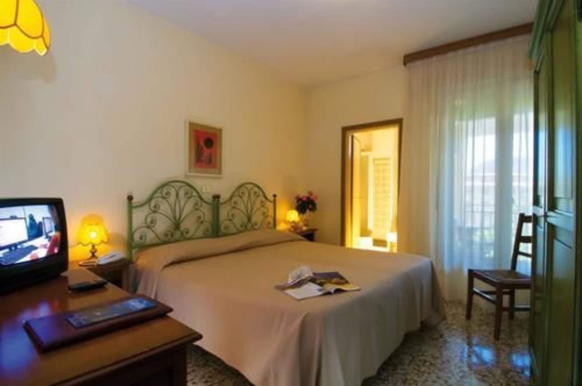 Hotel Bisesti ***S Garda  Kültér fotó