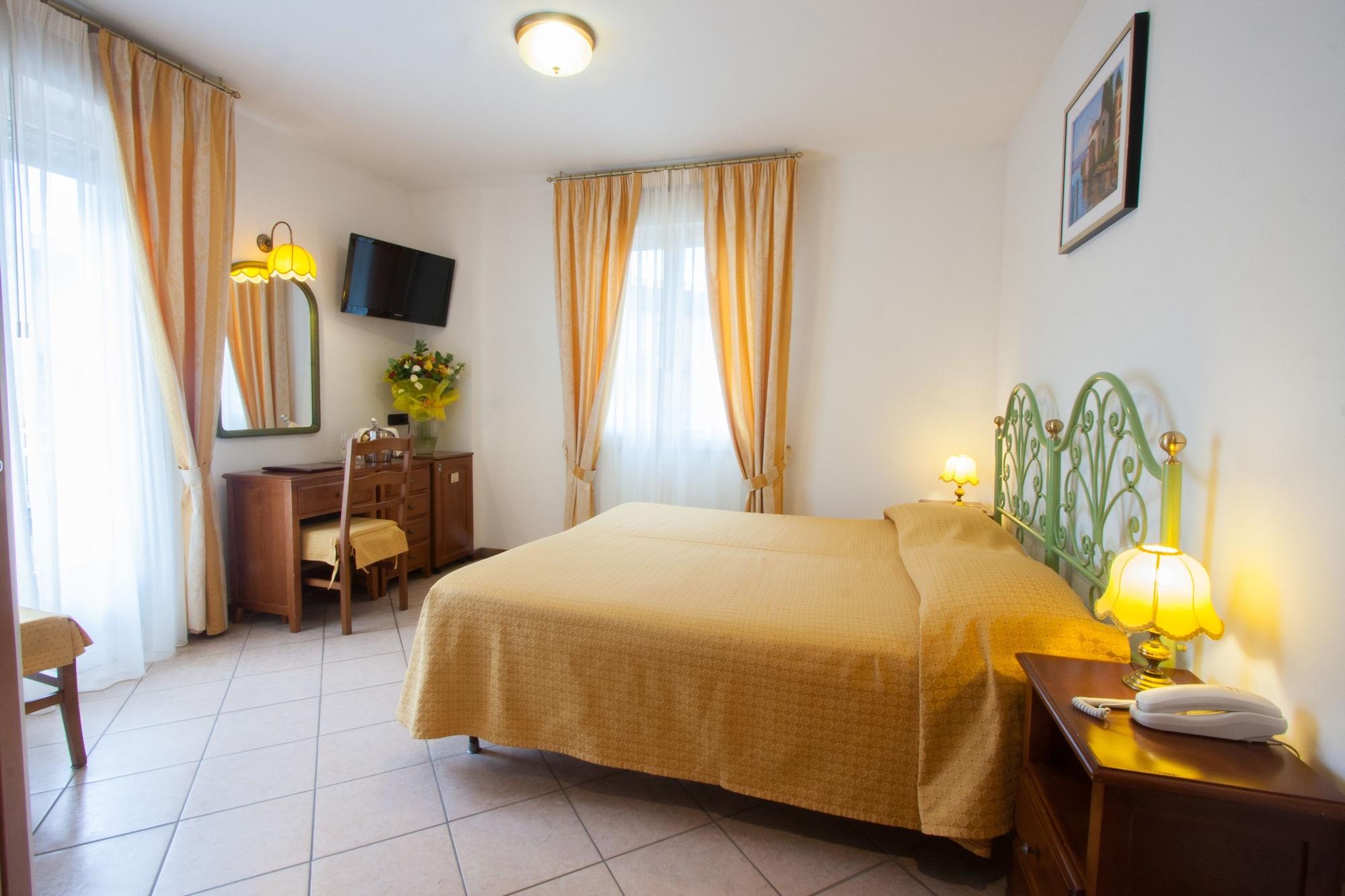 Hotel Bisesti ***S Garda  Kültér fotó