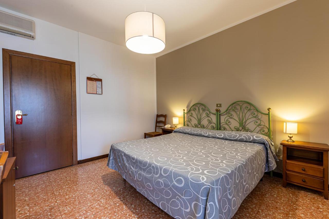 Hotel Bisesti ***S Garda  Kültér fotó